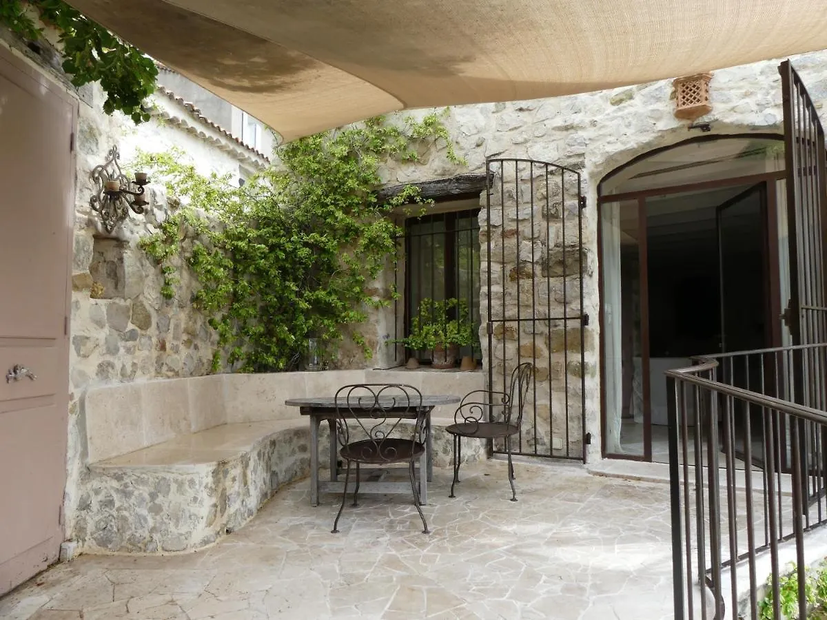 Couette-café Les Vieux Murs Montfort  France