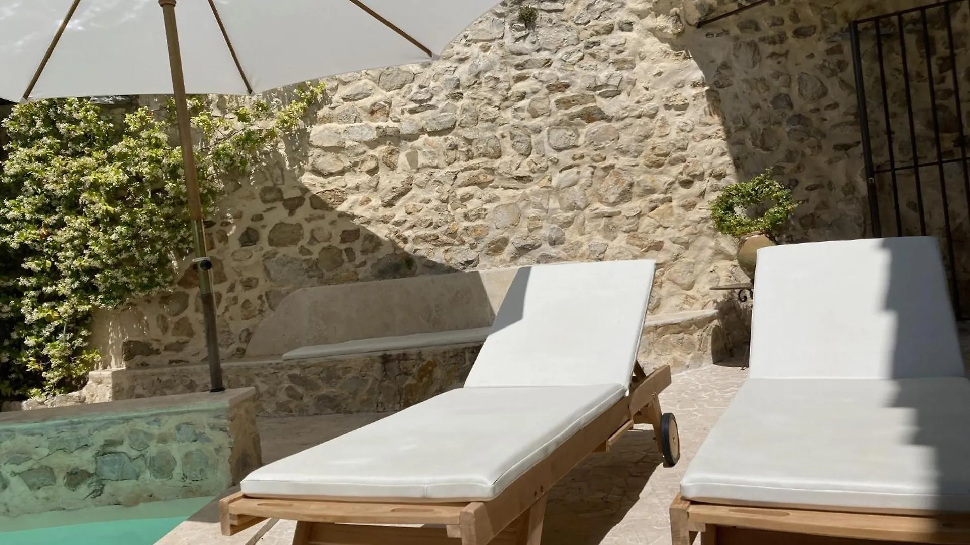 Couette-café Les Vieux Murs Montfort